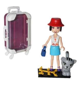 Лялька у валізці з котом, у червоній шапочці